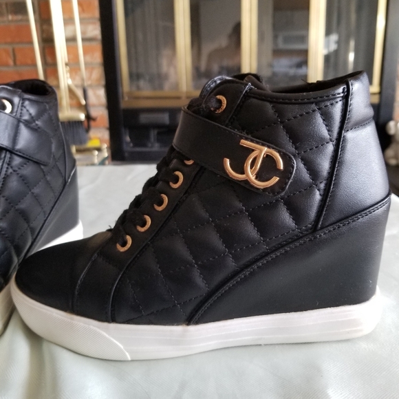 Juicy Couture hidden heel wedges US 6.5 golden accents - Picture 4 of 10